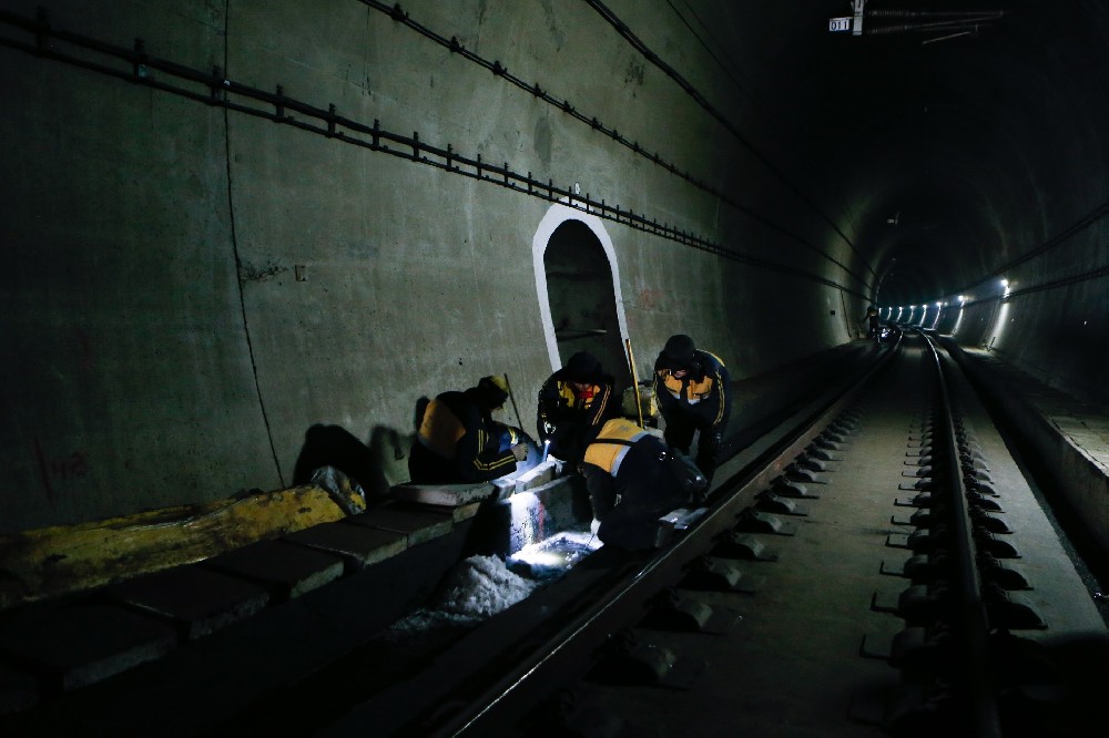 畅好乡铁路运营隧道病害现状